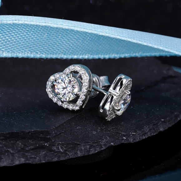 Certified 1ct VVS1 Moissanite Heart Stud Earrings - Picture 2 of 8